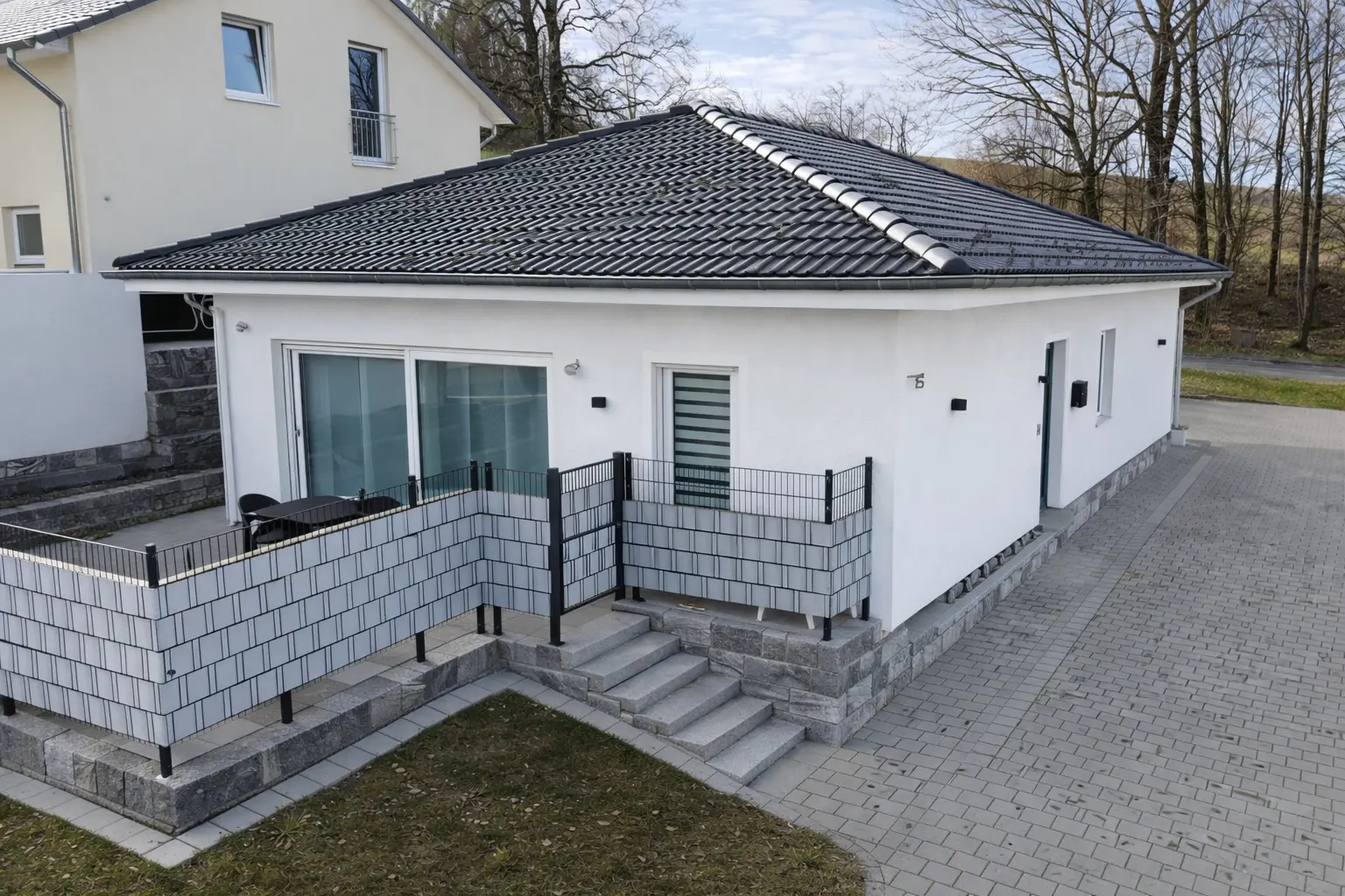 Modernes Wohnhaus im Westallgäu aus der Luft