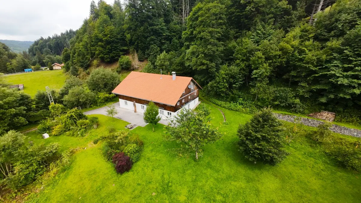 Landhaus im Allgäu mit großzügigem Grundstück aus der Luft