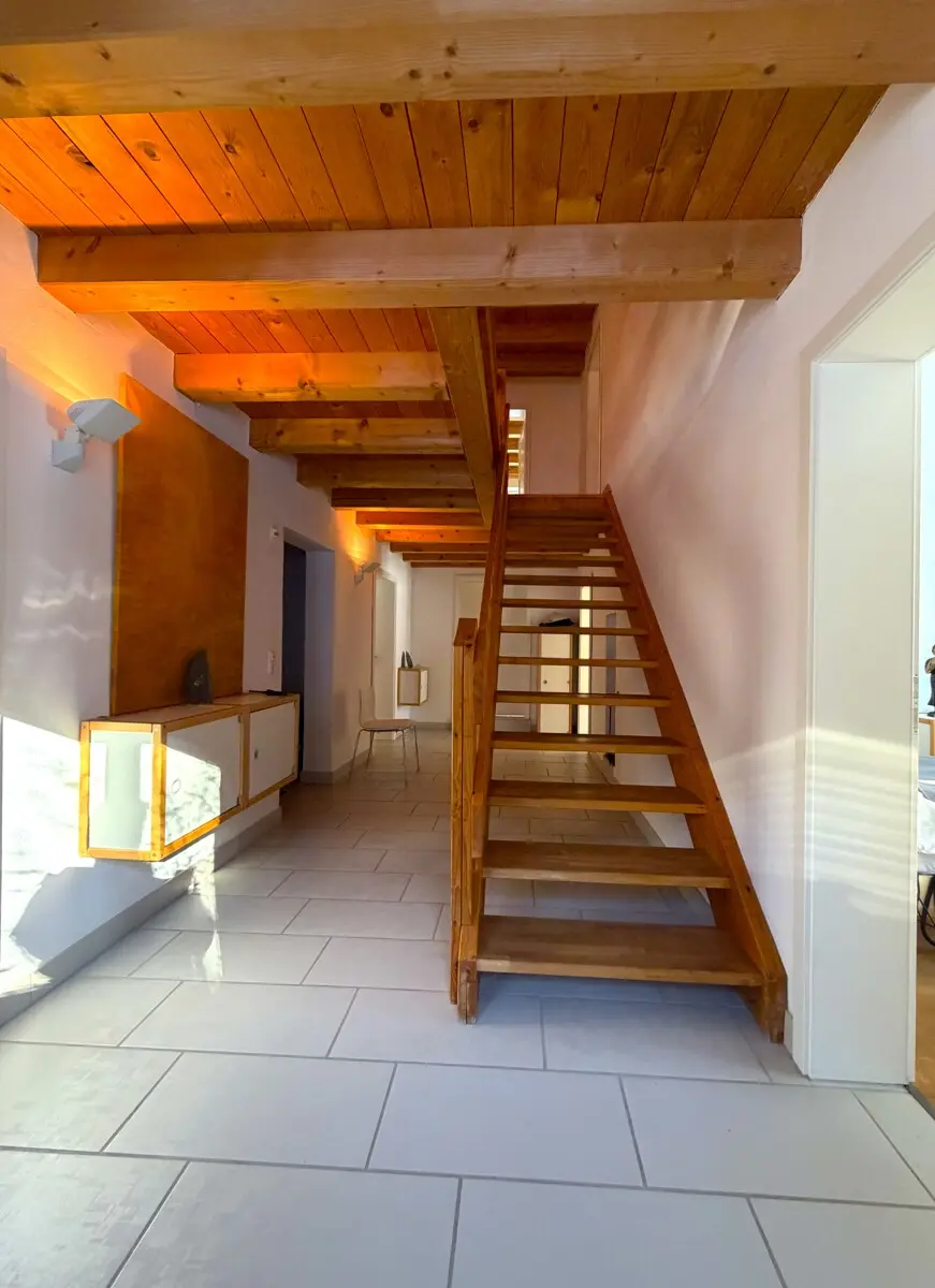 Helle Treppe in einem hochwertig ausgestatteten Wohnhaus