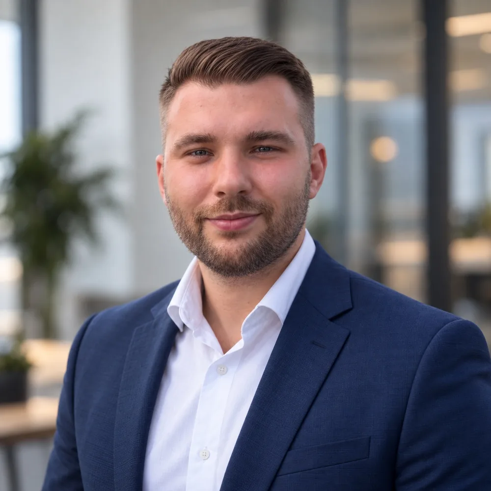 Ilja Fensel, Geschäftsführer von LIVIQO Immobilien, im blauen Anzug