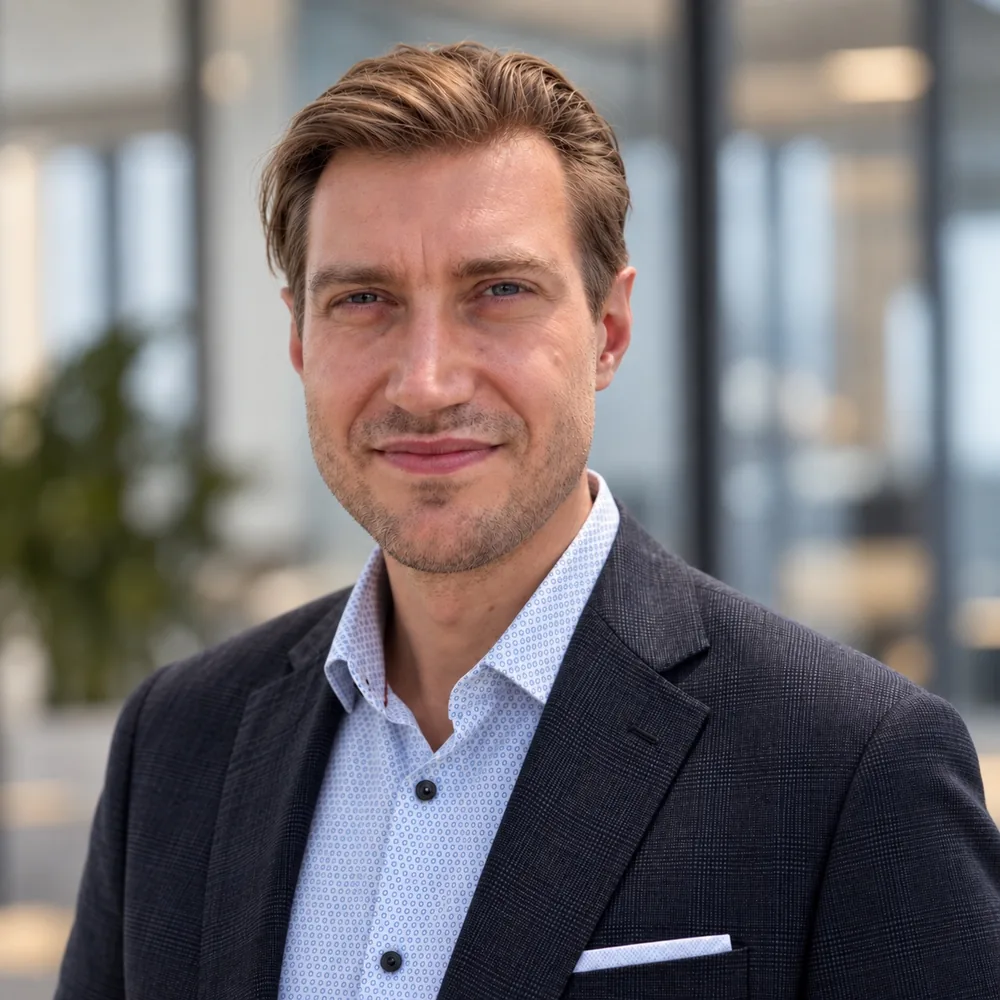 Viktor Neubert, Geschäftsführer von LIVIQO Immobilien, im grauen Anzug